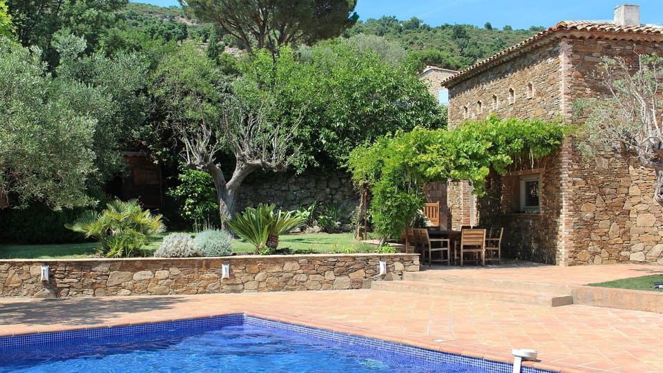 Pool terrace and outdoor dining