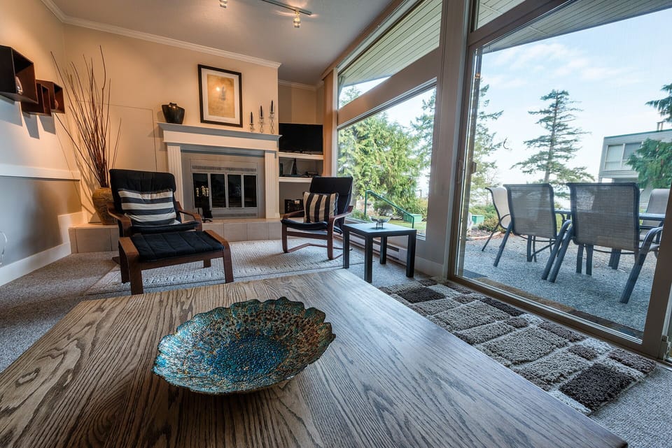 Large patio window give lots of light and spectacular views