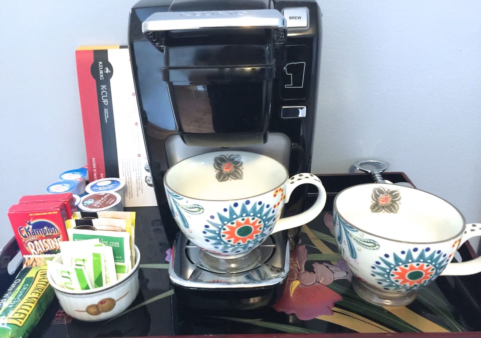 Keurig coffee maker, with cups and coffee, tea pods