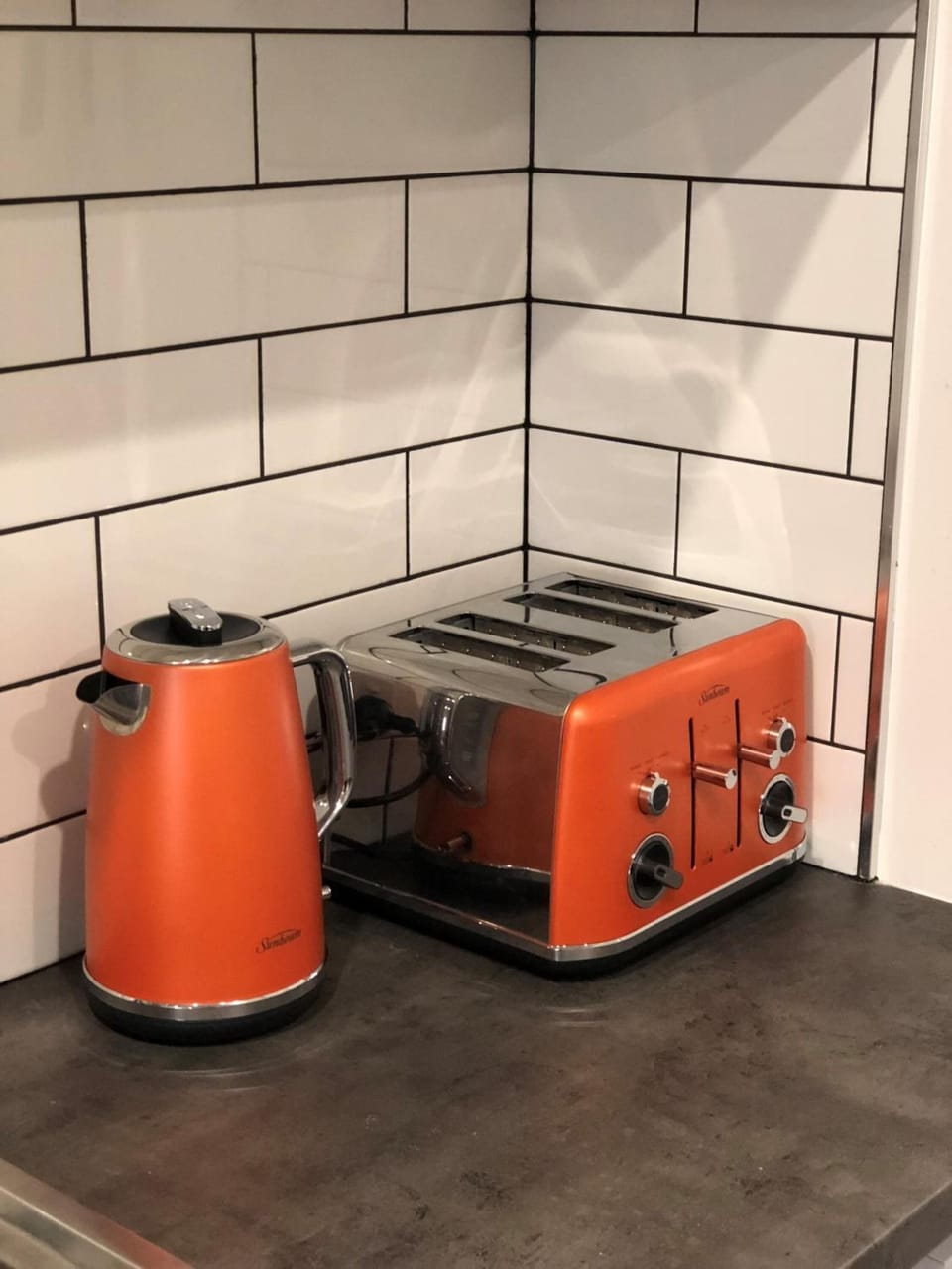 Full-size fridge, microwave, oven, stovetop