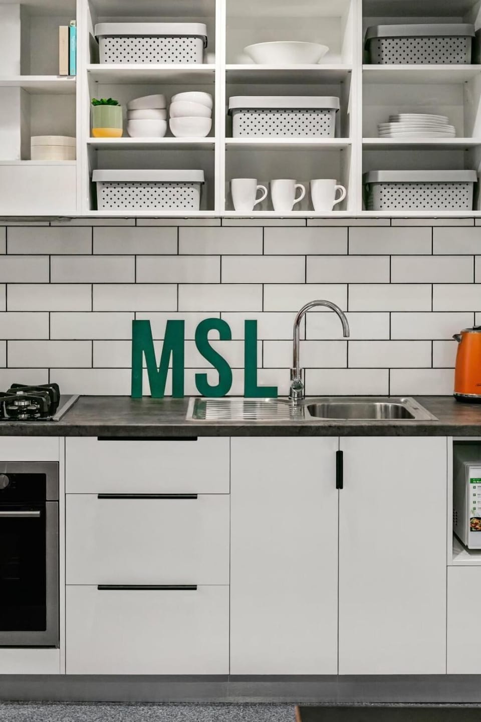 Full-size fridge, microwave, oven, stovetop