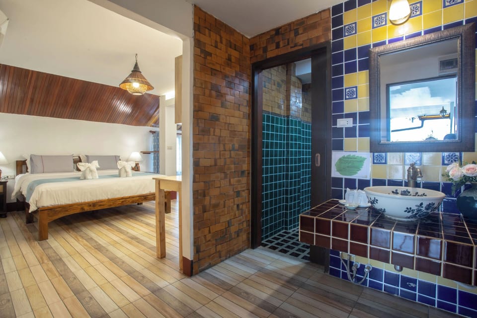 Superior Double Room | Bathroom | Shower, rainfall showerhead, free toiletries, hair dryer