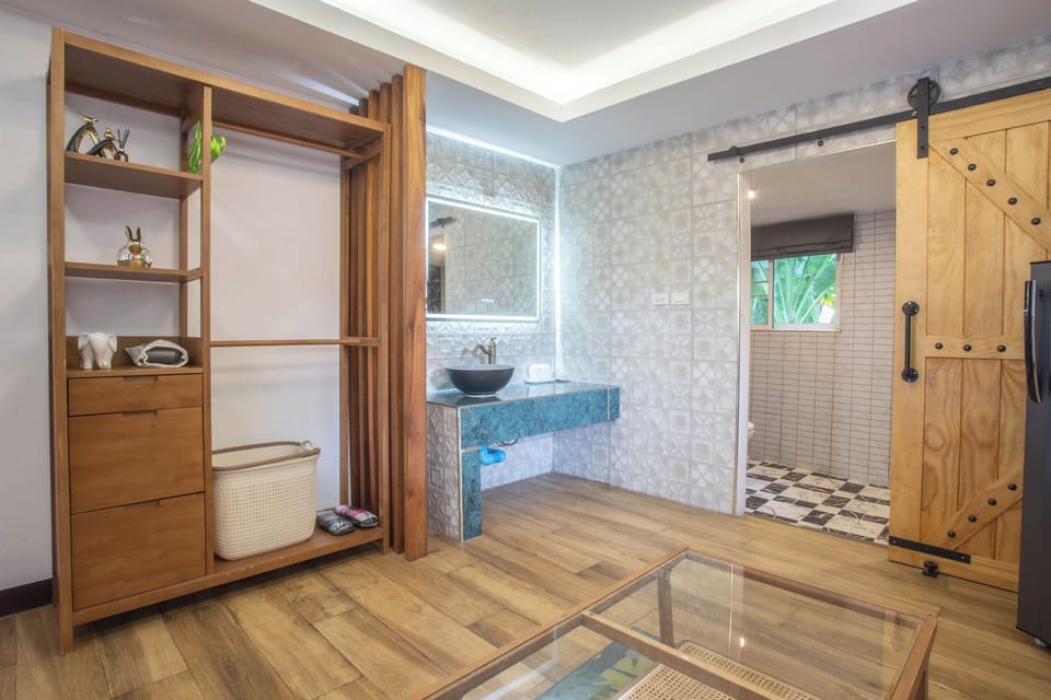 Deluxe Room | Living area | 52-inch flat-screen TV with satellite channels