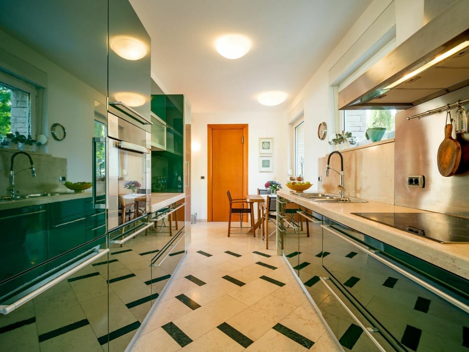 Table, Furniture, Plant, Countertop, Desk, Green, Houseplant, Chair, Cabinetry, Building
