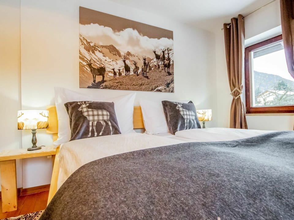 Property, Furniture, Comfort, Horse, Wood, Window, Interior Design, Lighting, Textile, Bed Frame