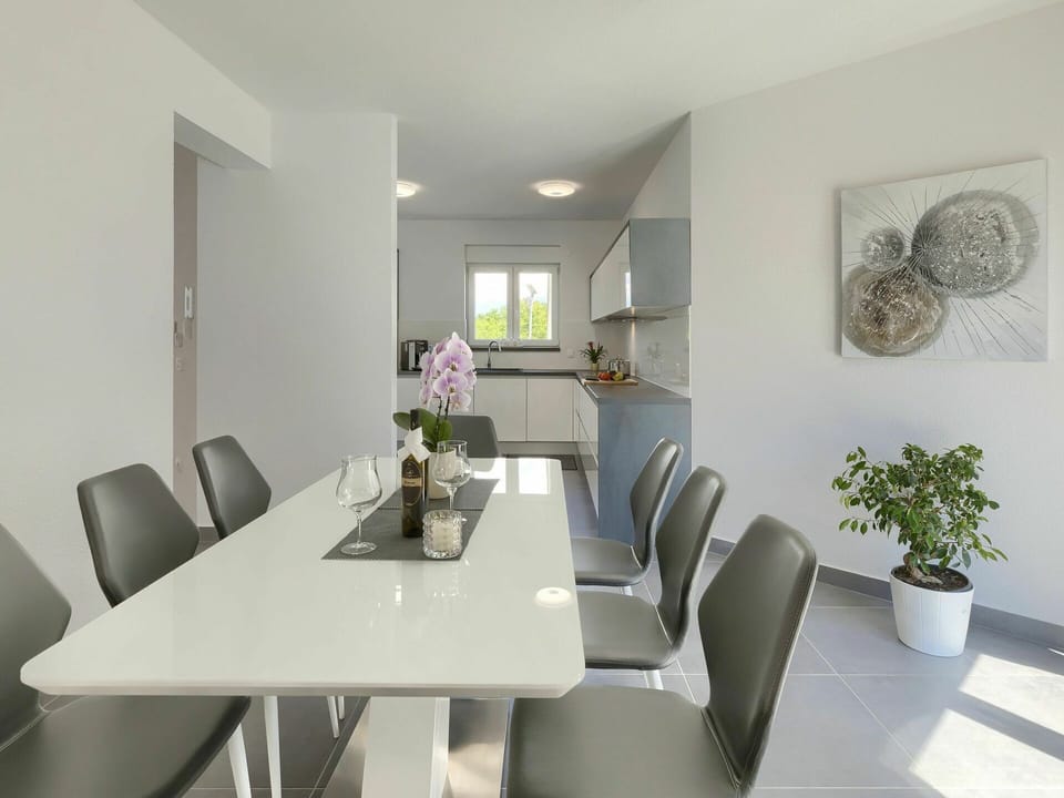 Furniture, Plant, Table, Property, Houseplant, Flowerpot, Chair, Building, Interior Design, House