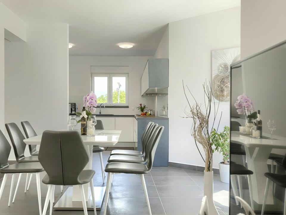 Plant, Furniture, Houseplant, Building, Chair, Flower, Wood, Table, Flooring