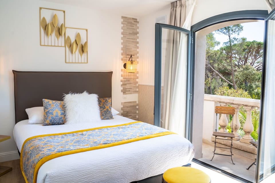 Standard Double Room | Minibar, in-room safe, desk, blackout drapes