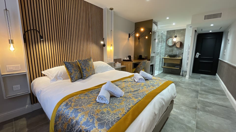 Superior Double Room | Minibar, in-room safe, desk, blackout drapes