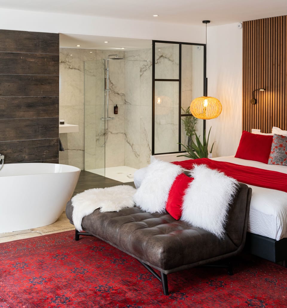 Superior Suite | Minibar, in-room safe, desk, blackout drapes