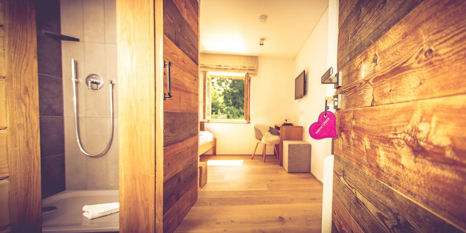 Comfort Single Room | Bathroom | Shower, free toiletries