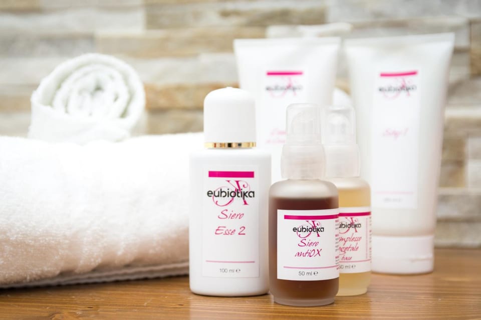 Shower, rainfall showerhead, free toiletries, bidet