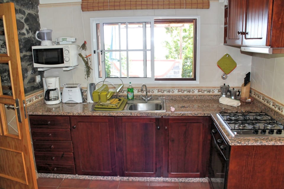 House, 2 Bedrooms | Private kitchen | Microwave, oven, stovetop, dishwasher