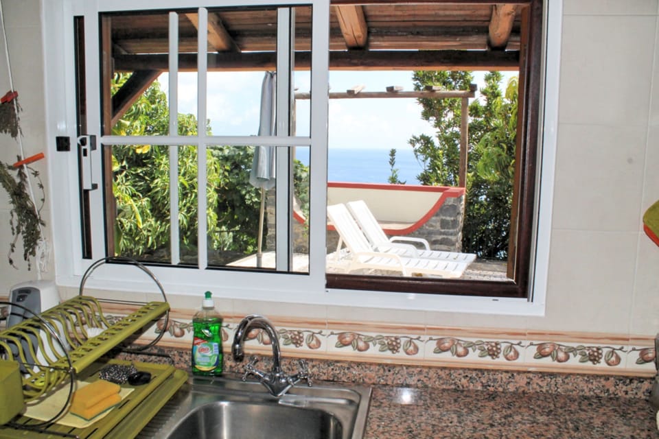 House, 2 Bedrooms | Private kitchen | Microwave, oven, stovetop, dishwasher