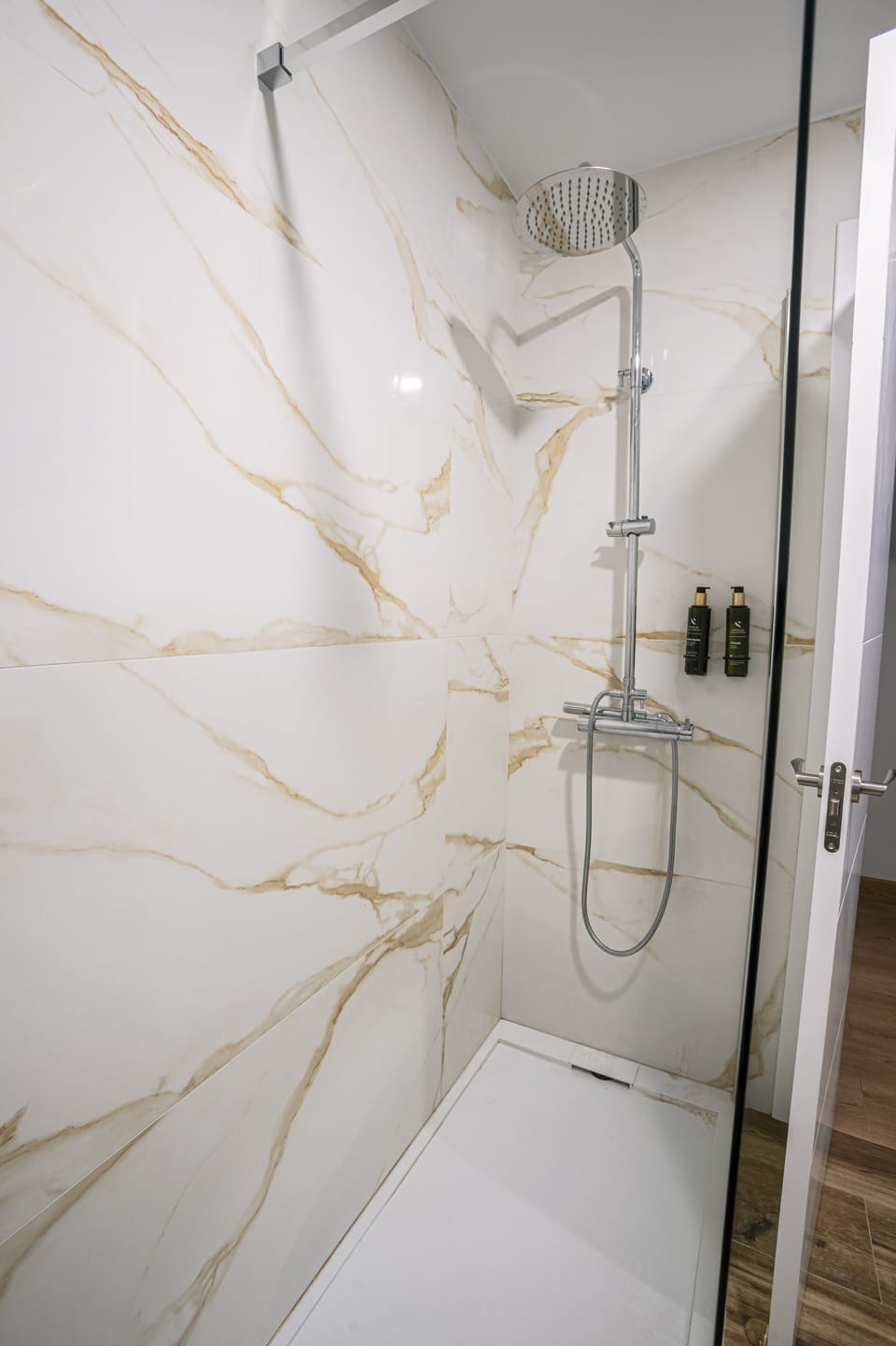 Double or Twin Room | Bathroom | Free toiletries, towels