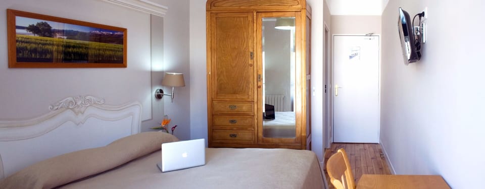 Double Room | Desk, blackout drapes, soundproofing, rollaway beds