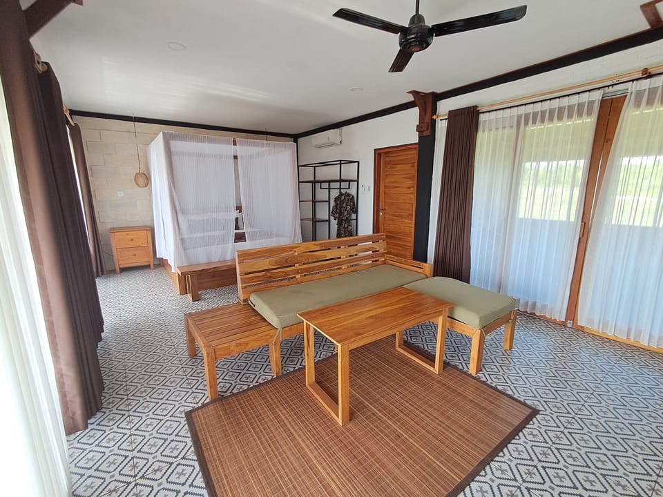 1 bedroom, desk