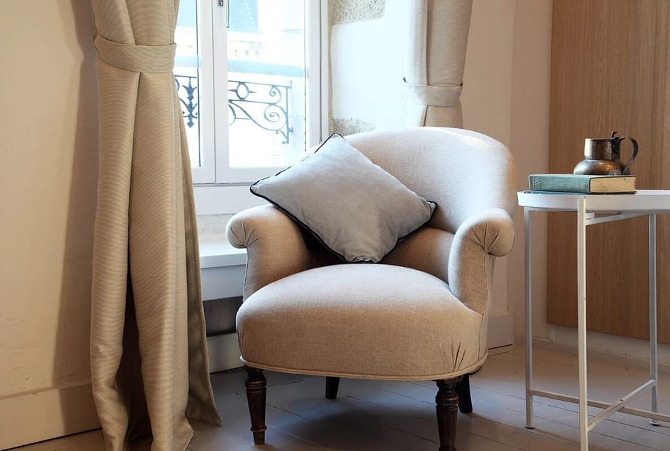 Deluxe Room | Living area | Flat-screen TV