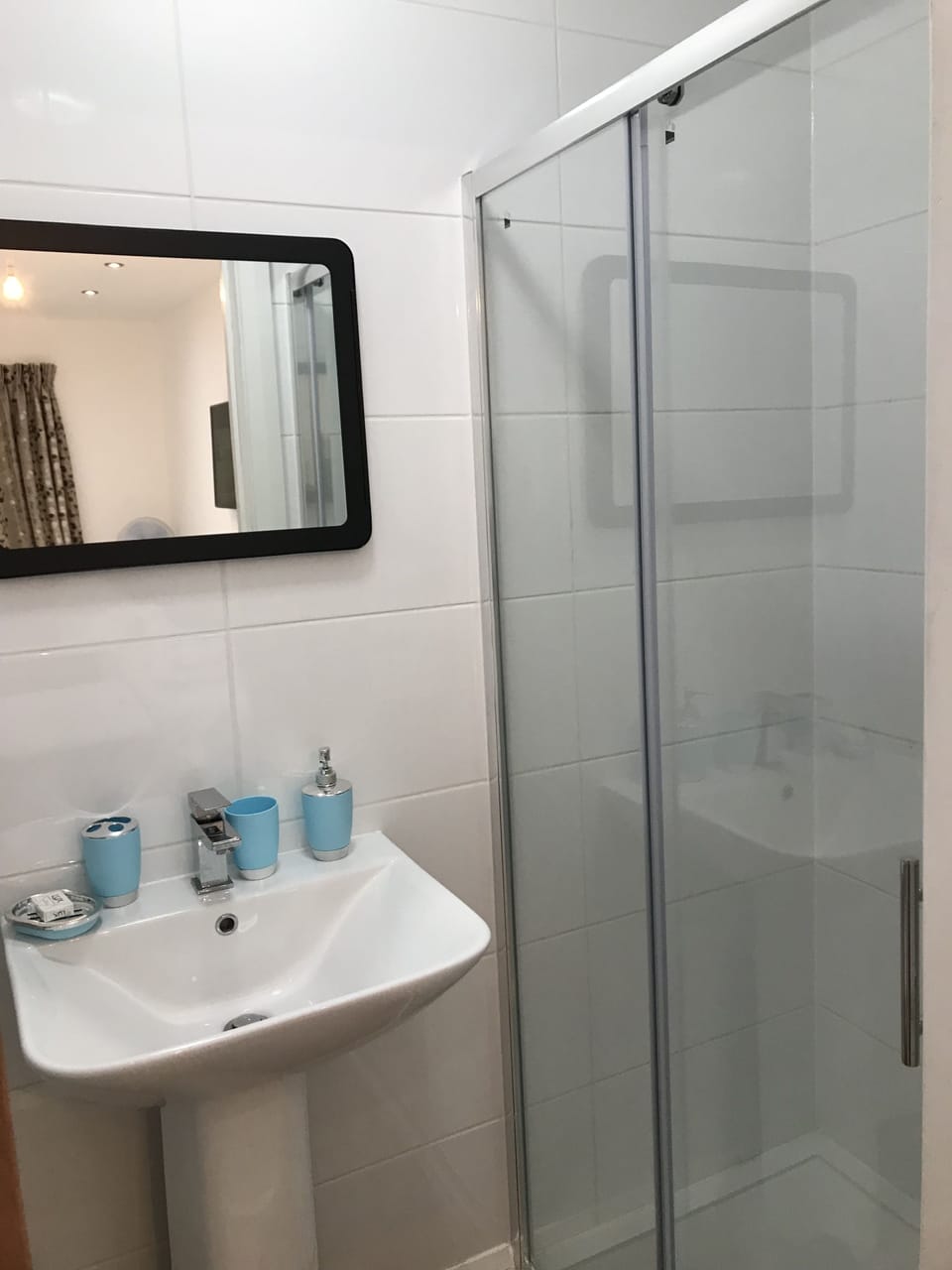 Comfort Triple Room, 3 Twin Beds (with shower, Nr 5) | Bathroom shower