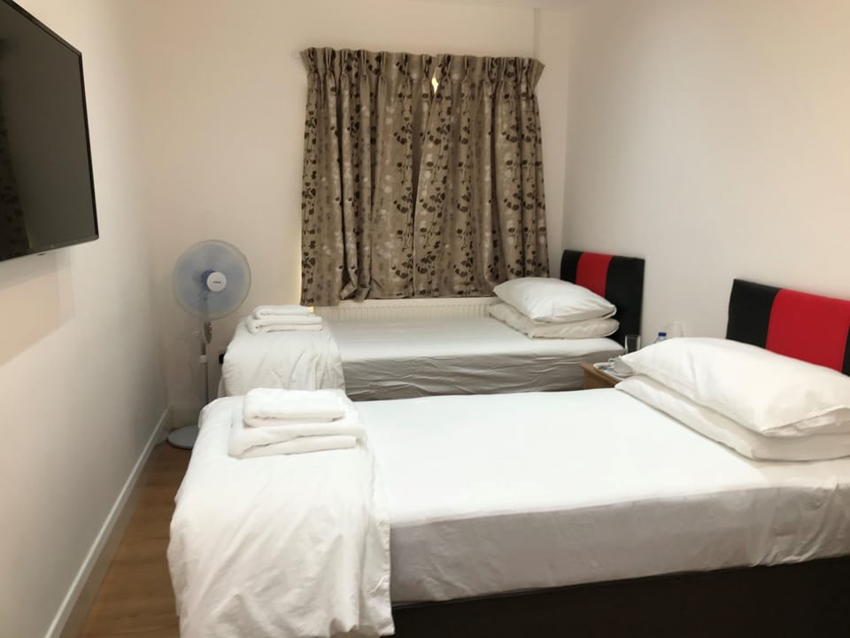 Comfort Triple Room, 3 Twin Beds (with shower, Nr 1) | Free WiFi, bed sheets