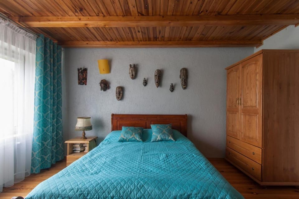 Iron/ironing board, bed sheets