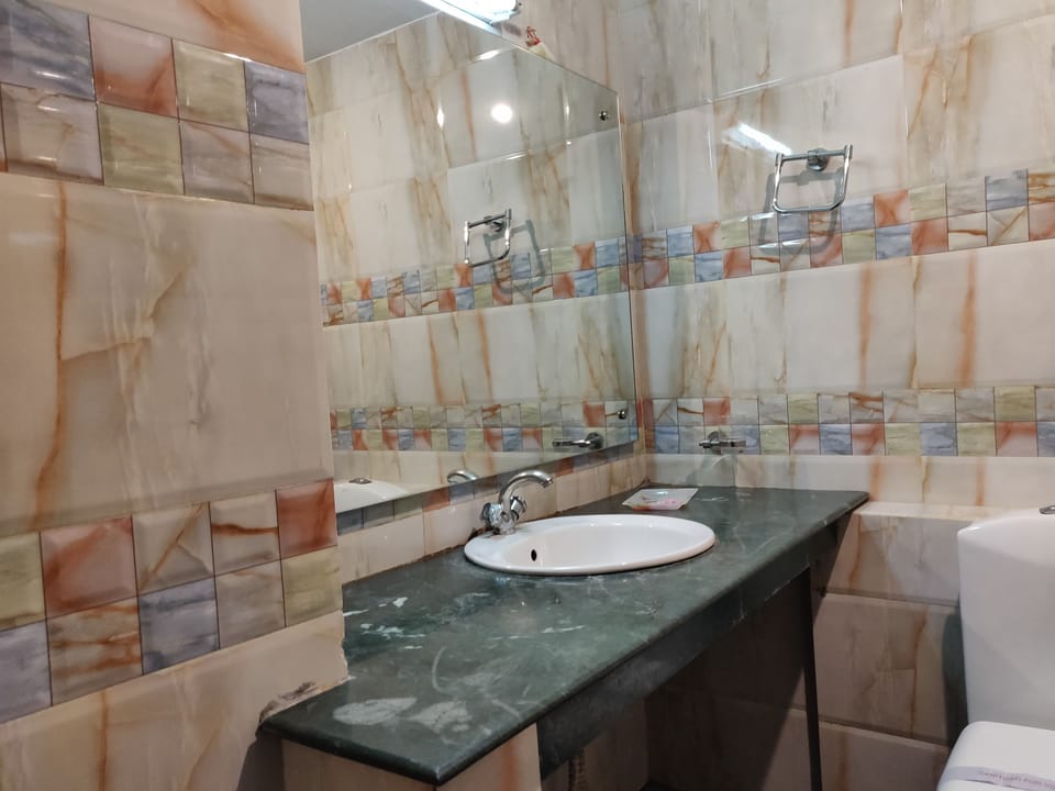 Deluxe Double Room | Bathroom sink