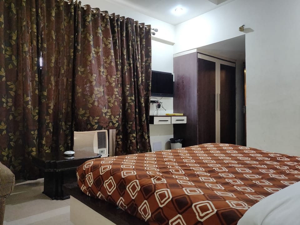 Deluxe Double Room | Rollaway beds, free WiFi, bed sheets