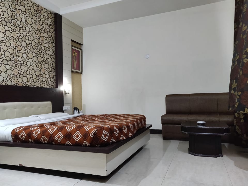 Deluxe Double Room | Rollaway beds, free WiFi, bed sheets