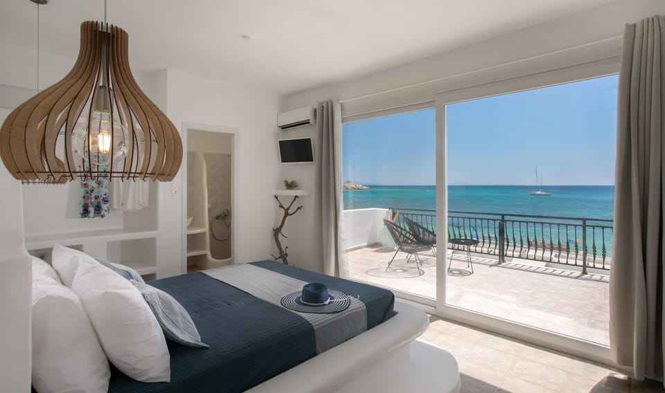Panoramic Suite, Sea View | Free cribs/infant beds, free WiFi, bed sheets