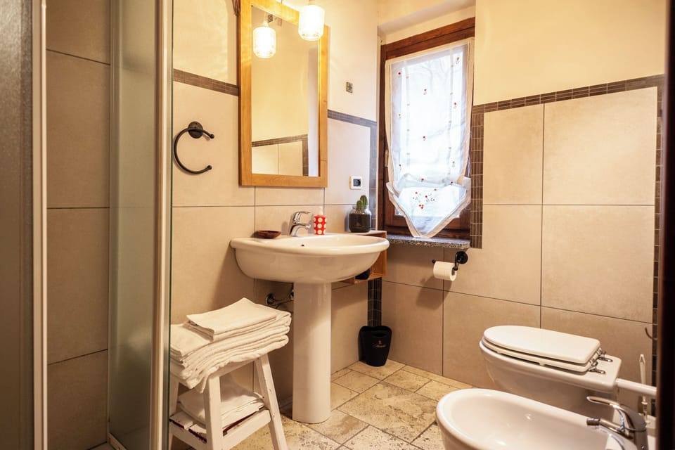 Family Townhome, 6 Bedrooms | Bathroom | Shower, free toiletries, hair dryer, slippers