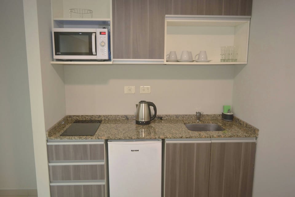 Studio | Private kitchen | Electric kettle, cookware/dishes/utensils