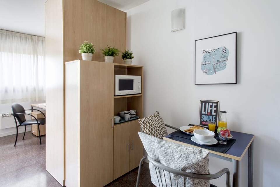 Studio, 2 Twin Beds, Kitchenette | Living room | 26-inch TV with cable channels
