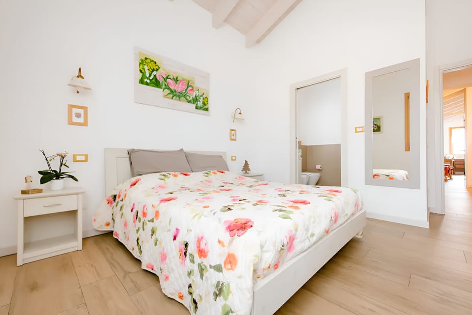 Design Double Room, Ensuite, Mountain View | 1 bedroom, premium bedding, desk, laptop workspace