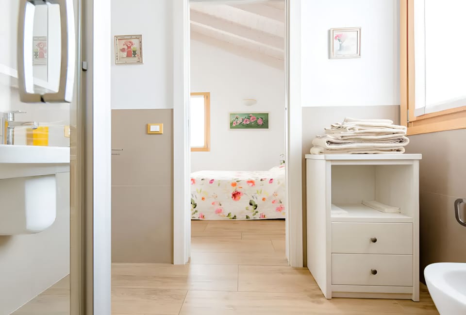Design Double Room, Ensuite, Mountain View | Bathroom | Shower, rainfall showerhead, free toiletries, hair dryer