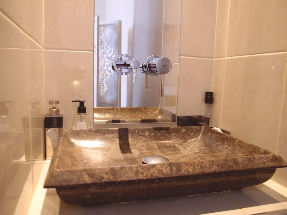 Double Room (Les 3 Ages) | Bathroom sink