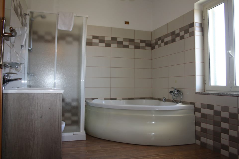 Double Room, Balcony | Bathroom | Shower, rainfall showerhead, free toiletries, hair dryer
