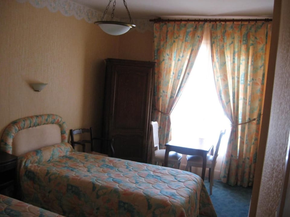 Twin Room | Blackout drapes, bed sheets