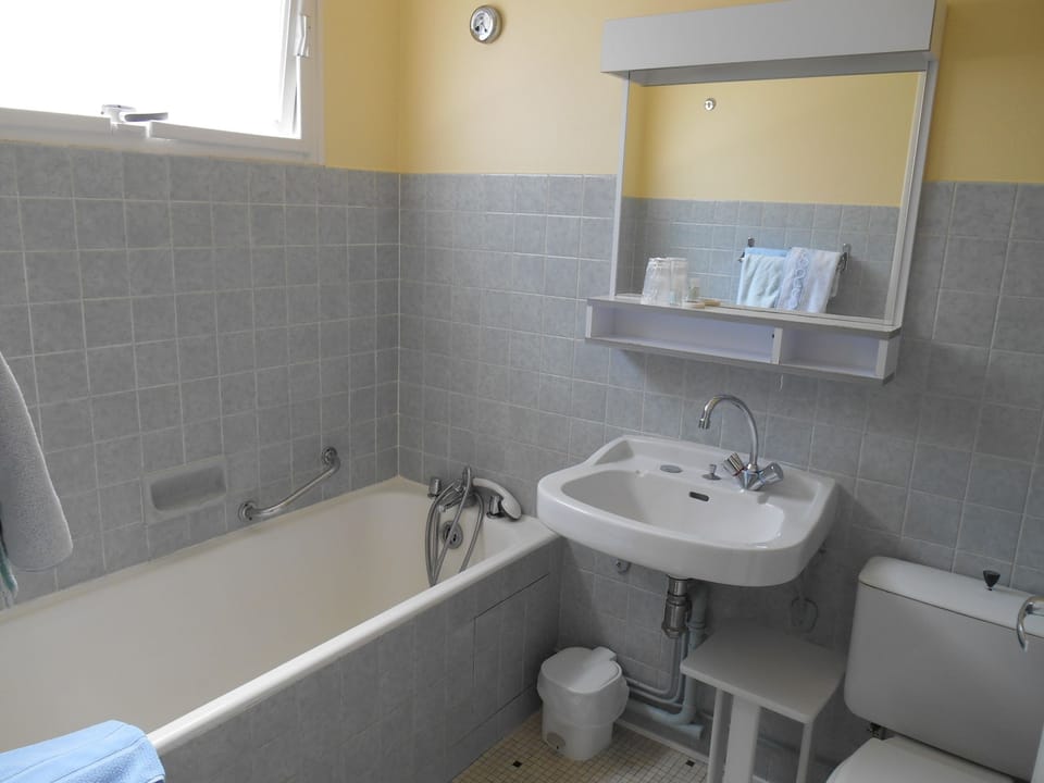 Twin Room, City View | Bathroom | Free toiletries, hair dryer (on request), towels