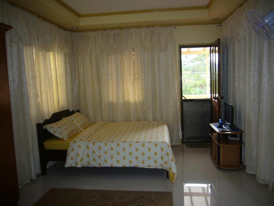 Minibar, desk, soundproofing, WiFi (free)