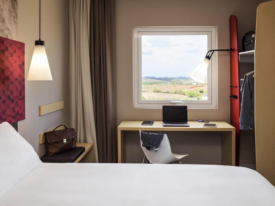 Standard Room, 1 Queen Bed | Desk, blackout drapes, soundproofing, free WiFi