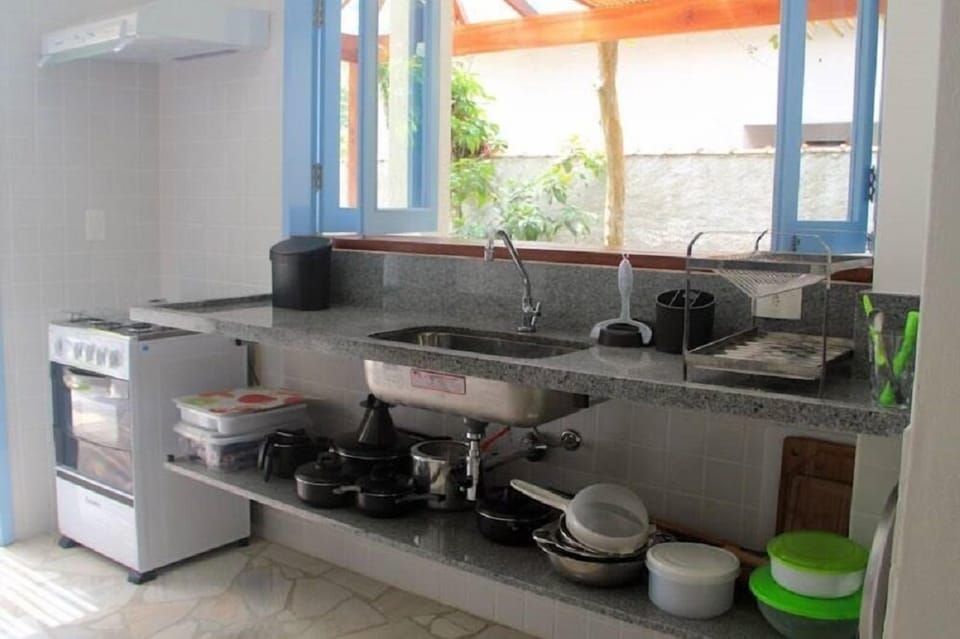 Full-size fridge, microwave, oven, stovetop