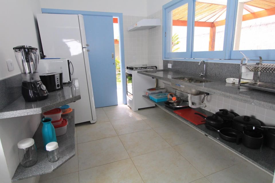 Full-size fridge, microwave, oven, stovetop