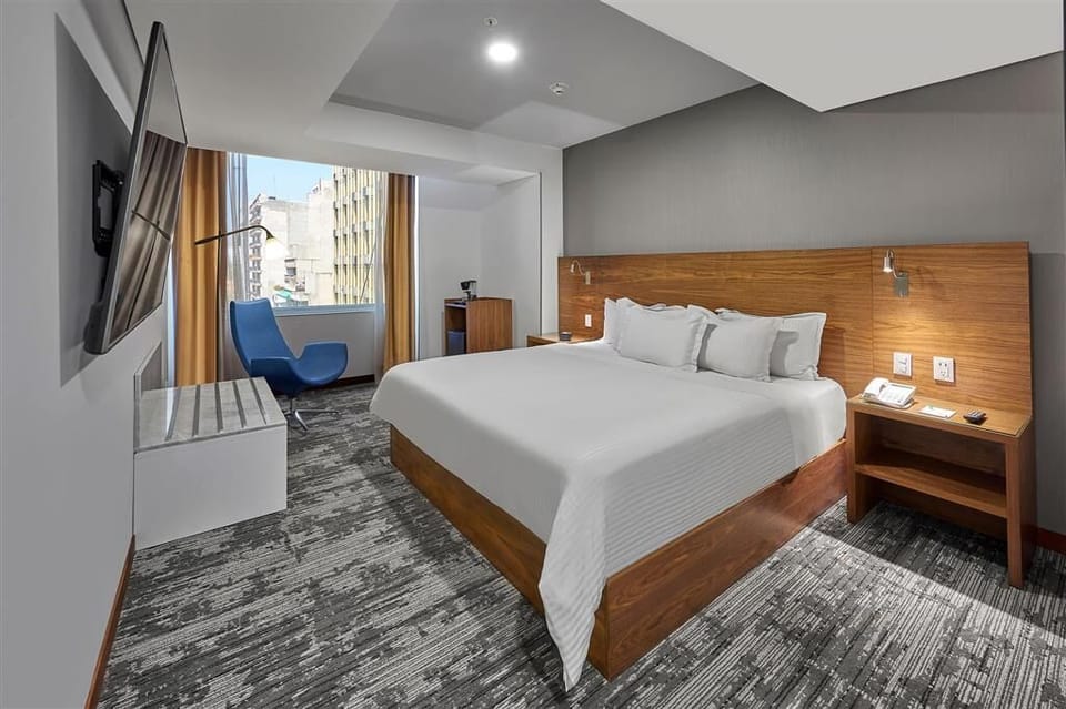Down comforters, in-room safe, desk, blackout drapes