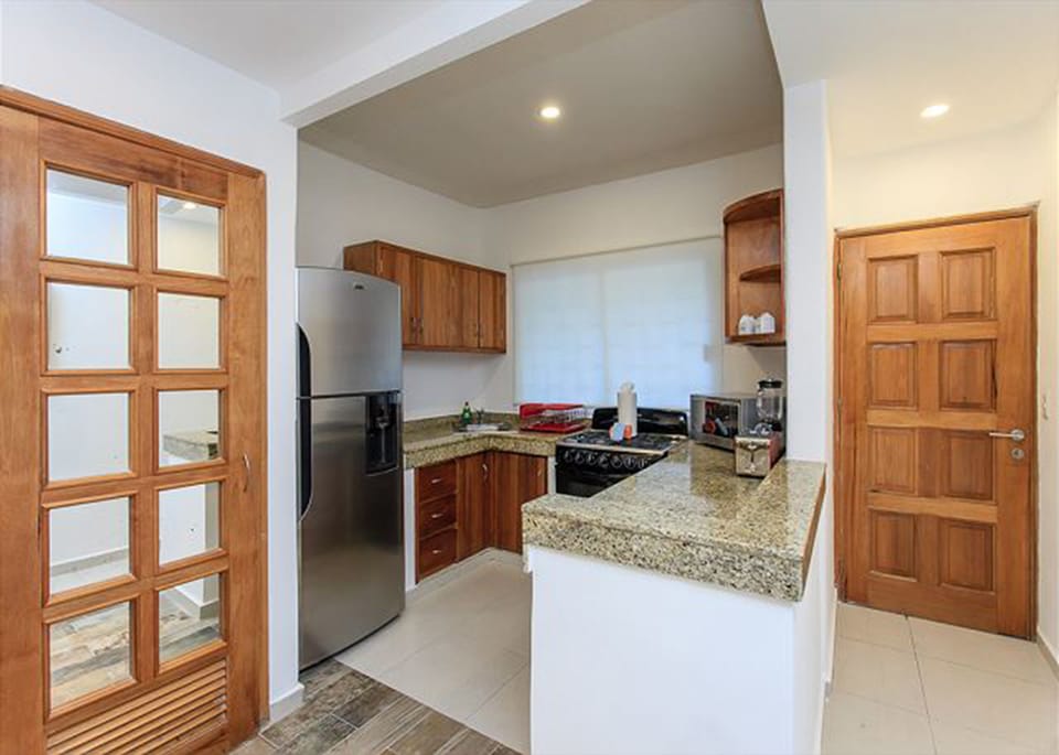 Penthouse | Private kitchen | Full-size fridge, microwave, oven, stovetop