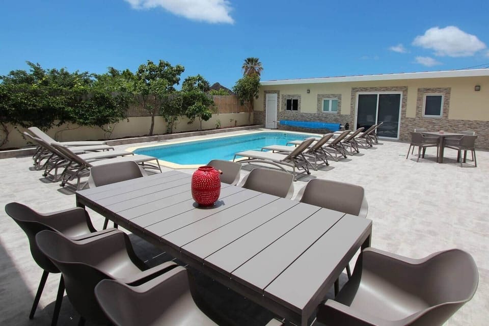 Pool with guest house 
