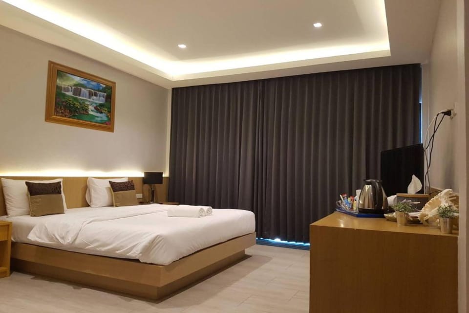 Superior Double Room | Desk, blackout drapes, free WiFi, bed sheets