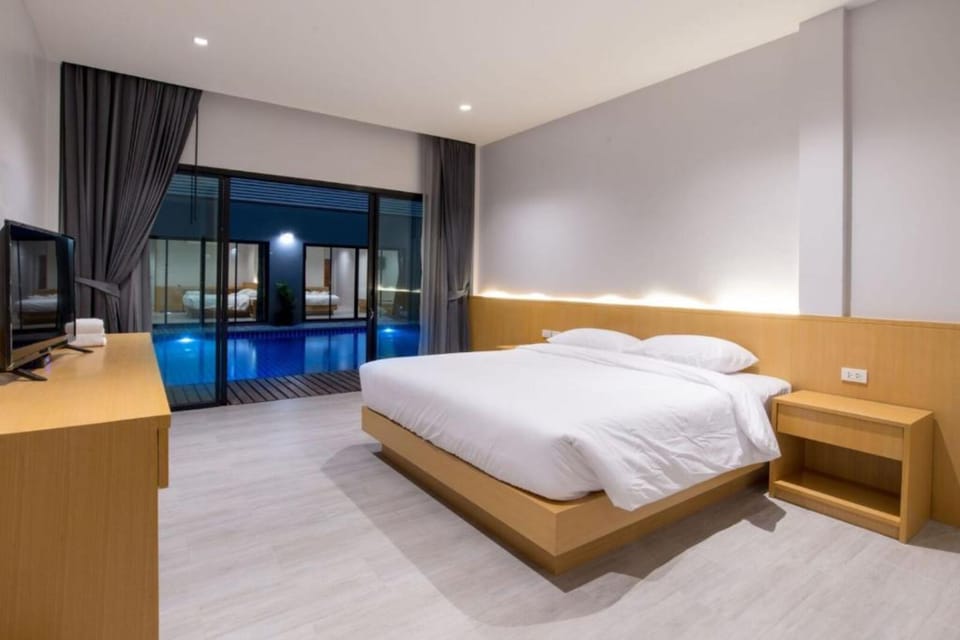 Deluxe Pool Access | Desk, blackout drapes, free WiFi, bed sheets