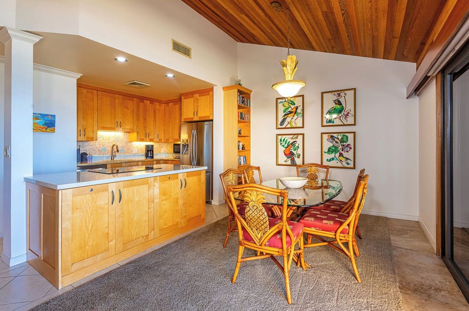 Tropical dining table features seating for six!