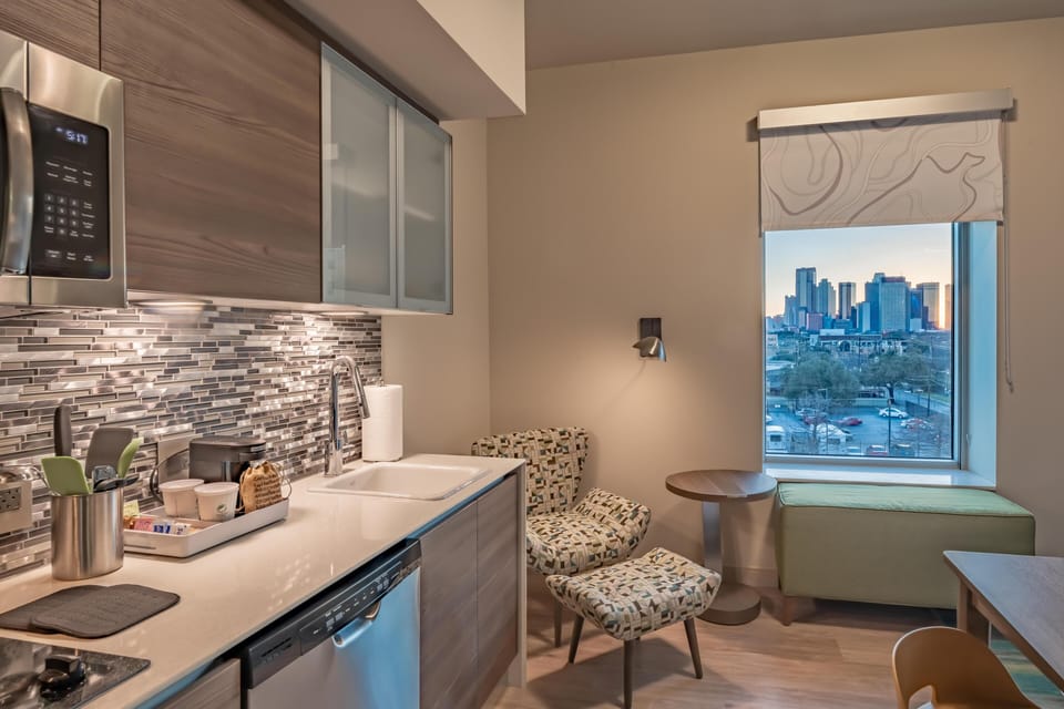 Studio, 1 King Bed | Pillowtop beds, in-room safe, desk, laptop workspace