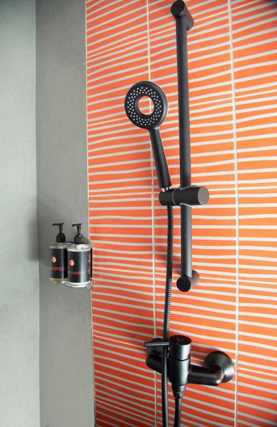 Rainfall showerhead, free toiletries, hair dryer, towels